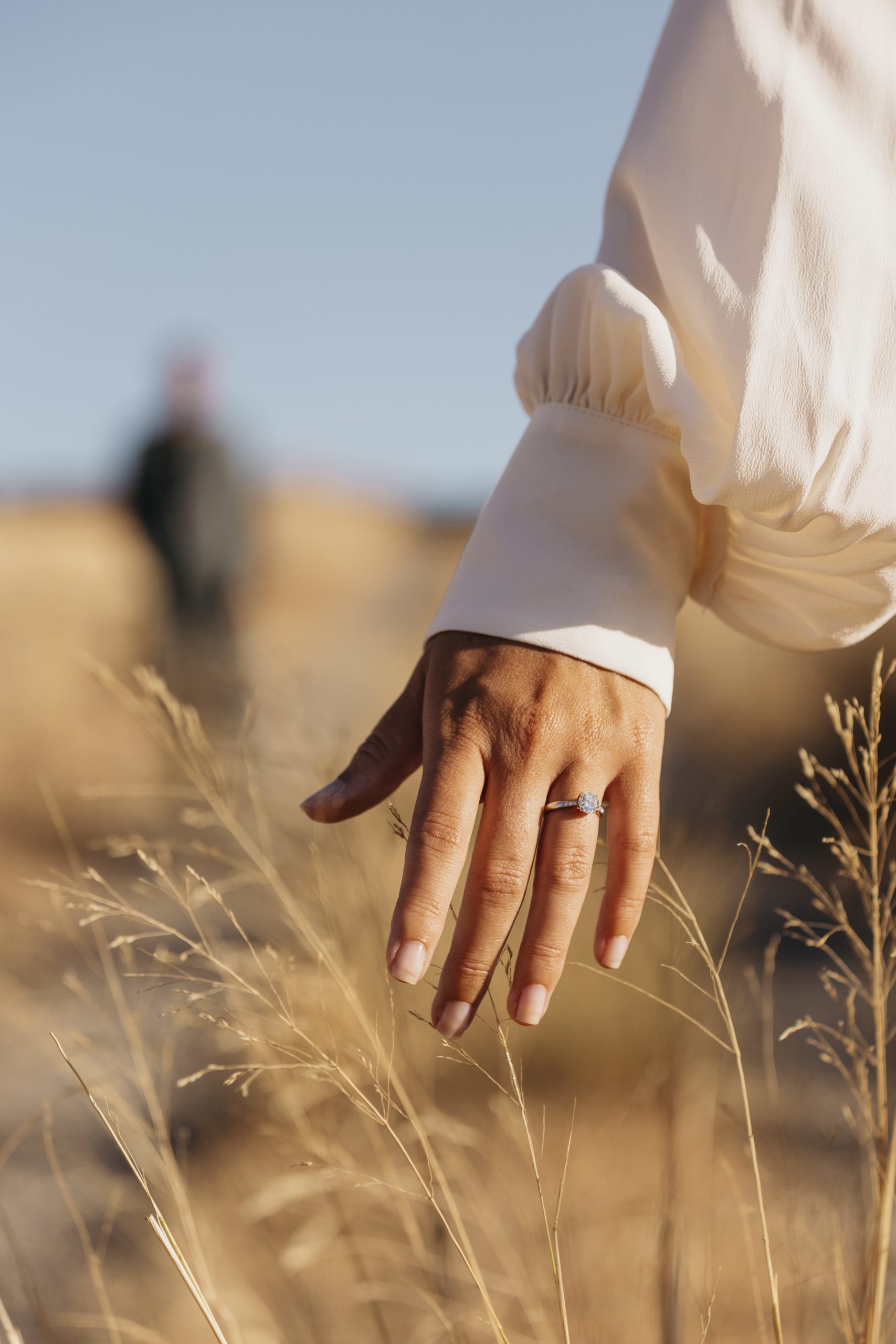 vista-posterior-mujer-anillo-casado